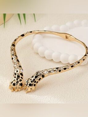 NEW! Gold Leopard Paw Crystal Collar Necklace. Statement Necklace 🐆 A3-96